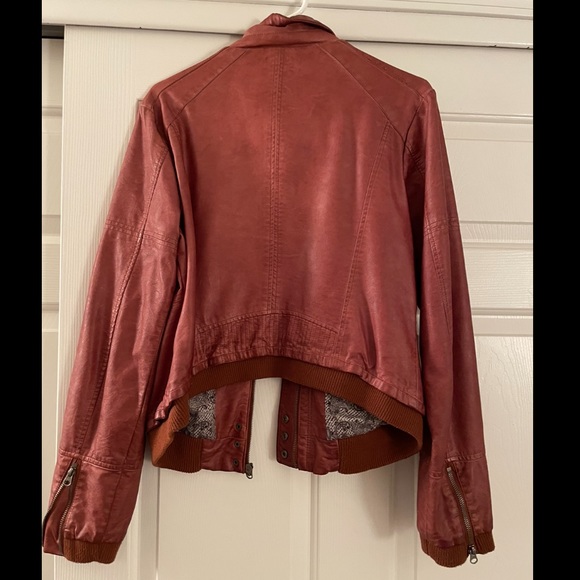 Maurices faux leather jacket size Large. Some wear and tear - Picture 6 of 6